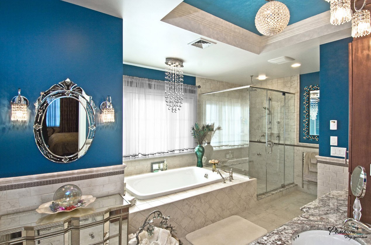 Interior de baño brillante con azul, que está presente con moderación