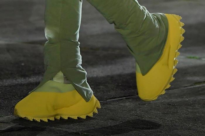 Mart 2020'de Paris Moda Haftası'nda tanıtılan yeni Yeezy Sezon 8, ilk çıkışını Kanye West'in eteklerinde yapıyor.