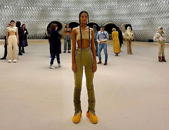 Ye tarafından 8. Sezon için kadın ve erkekler için yeni Yeezy ayakkabıları tanıtıldı