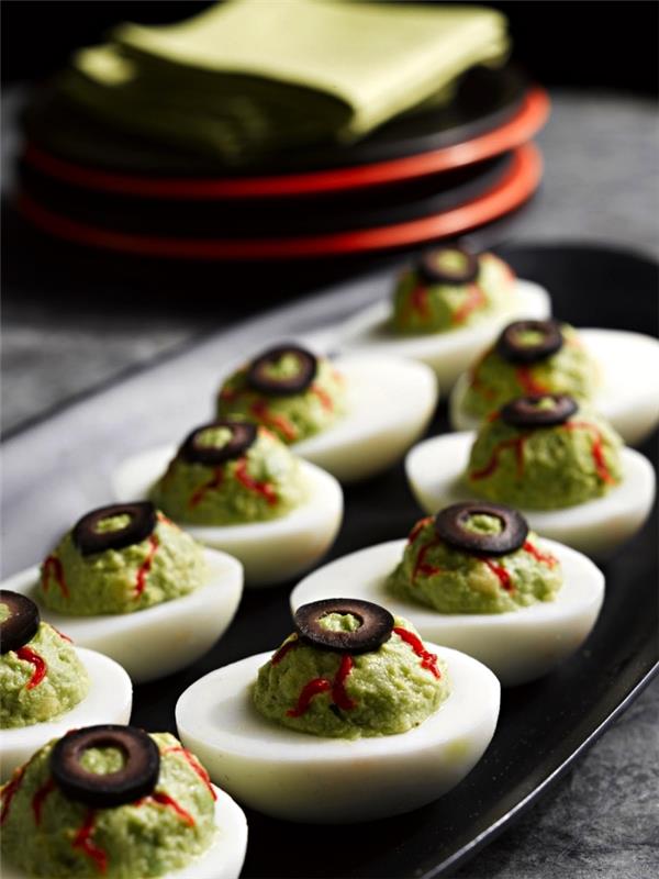 aperatif için hızlı meze, avokadolu yumurta ve wasabi cadılar bayramı canavarı gözleri stili