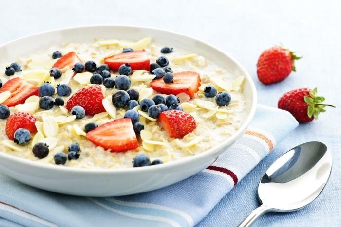 jogurt z ovsom, z robidami in jagodami, v belem krožniku, kaj je uravnotežena prehrana