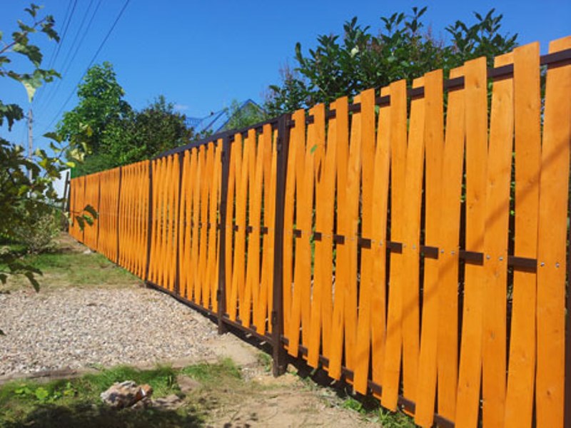 geltona medinė tvora