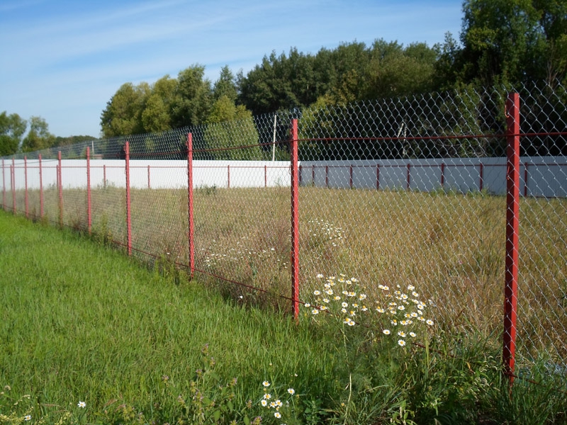grandinės grandis ant raudonų atramų