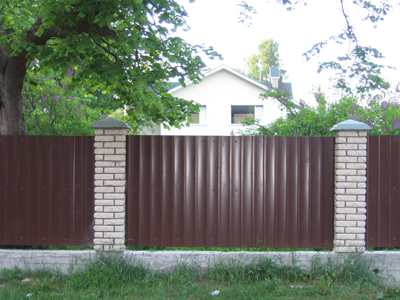 ruda metalinė tvora
