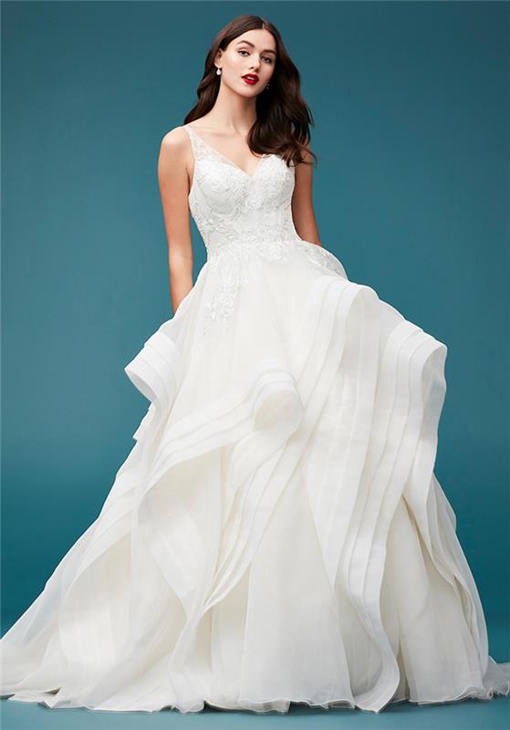 haute couture vestuvinė suknelė su viršumi, papuošta akmenimis ir klostuotu tiulio sijonu, laisvi plaukai