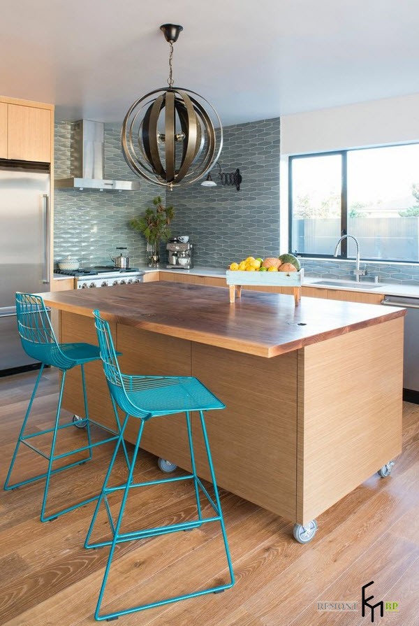 Duas cadeiras turquesa em uma cozinha moderna