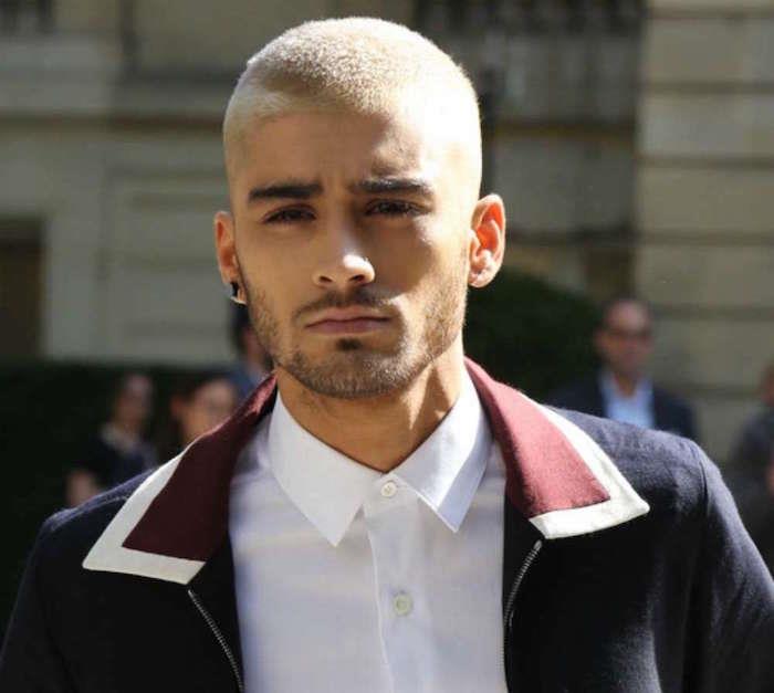 Anglų dainininkė Zayn Malik su vyrišku trumpu kirpimu ir platinos blondine