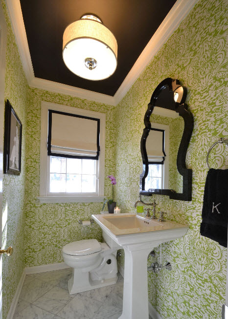 Šviesiai žalios spalvos vonios kambarys