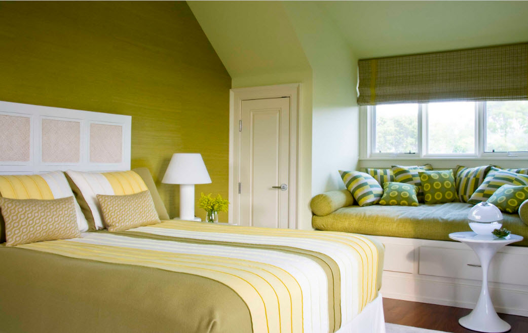 緑の色調の寝室