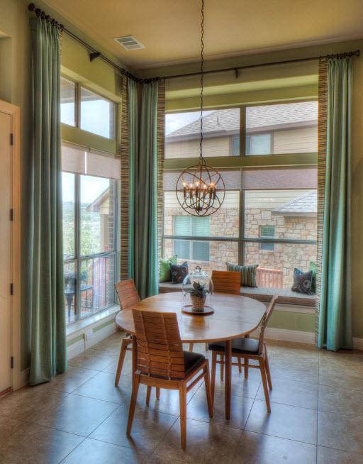 Cortinas con inserciones verticales.