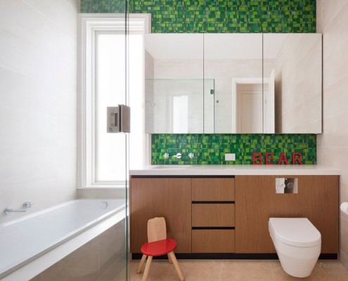 Bagno con parete verde