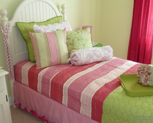 Camera da letto. La combinazione di verde e rosso