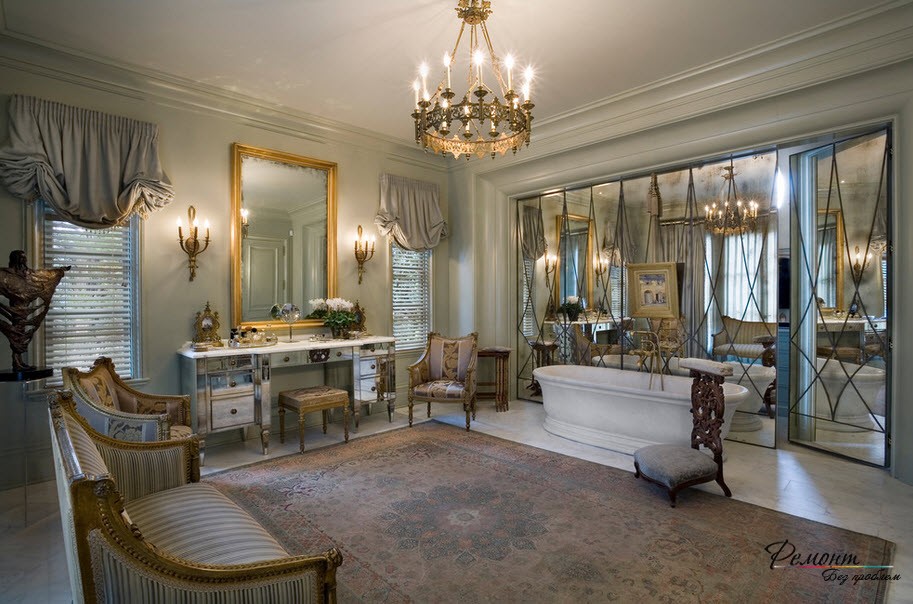 Lampadario con candele in bagno