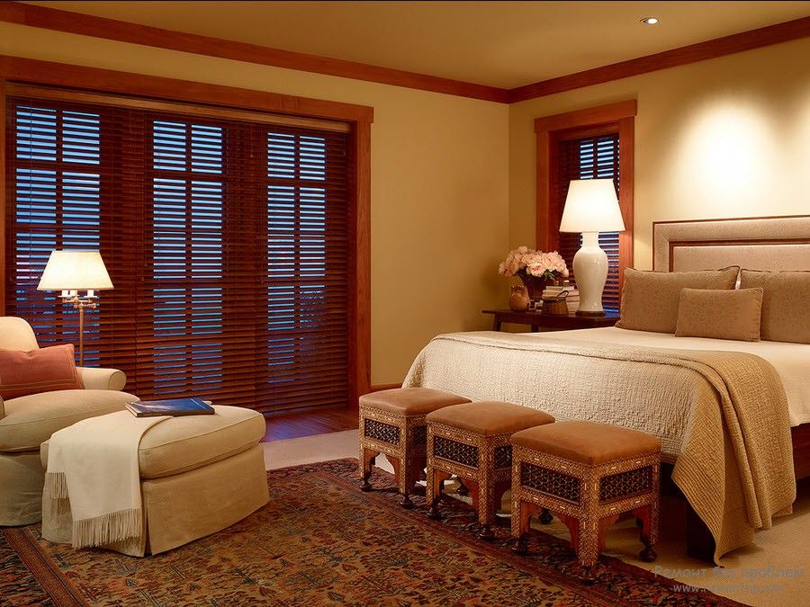 Persianas horizontales en el interior del dormitorio.