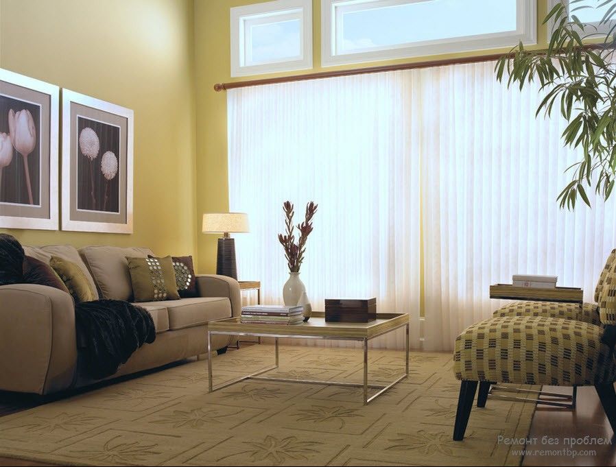 Foto de persianas verticales en el interior de la habitación.