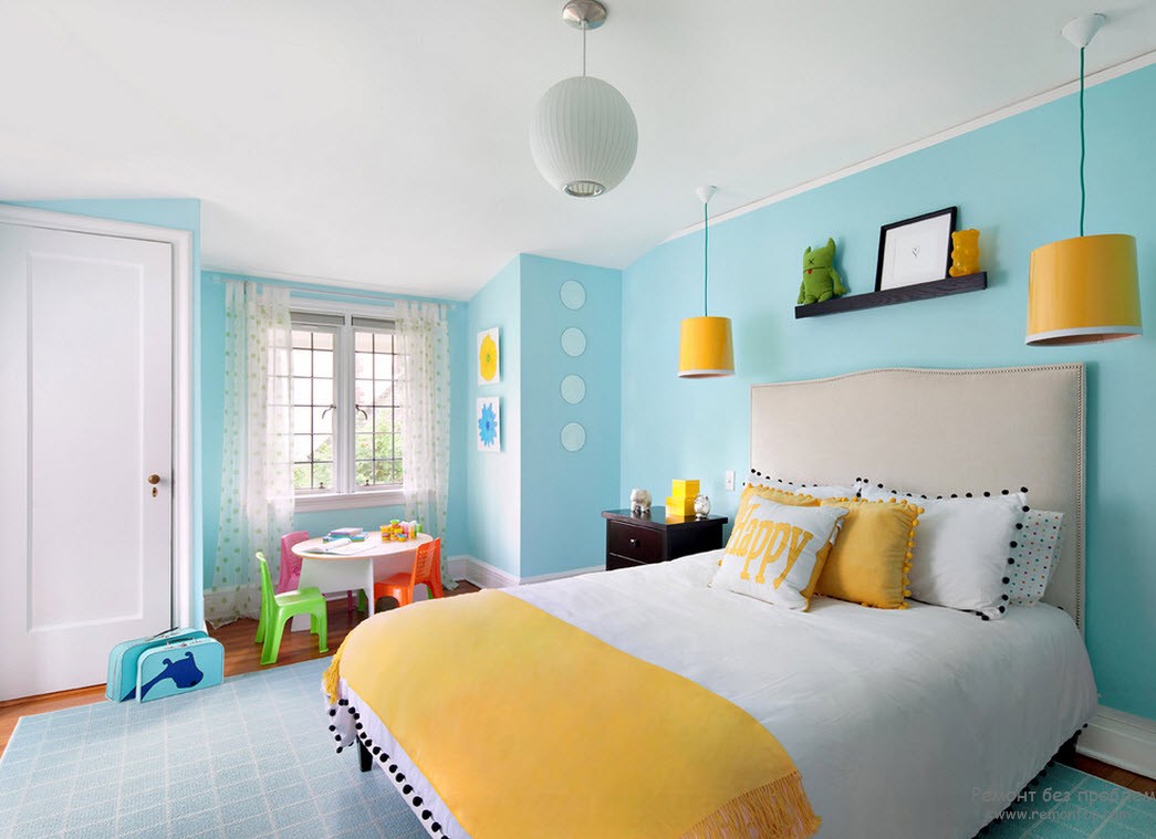 Camera da letto in uno sfondo giallo-blu