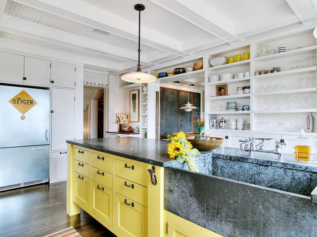 Kuhinjska omara z rumenim okvirjem