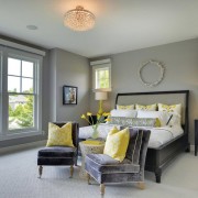 Camera da letto con federe gialle