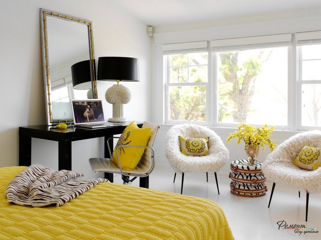 Kad mažas kambarys atrodytų šviežesnis, kaip akcentą naudokite geltoną spalvą