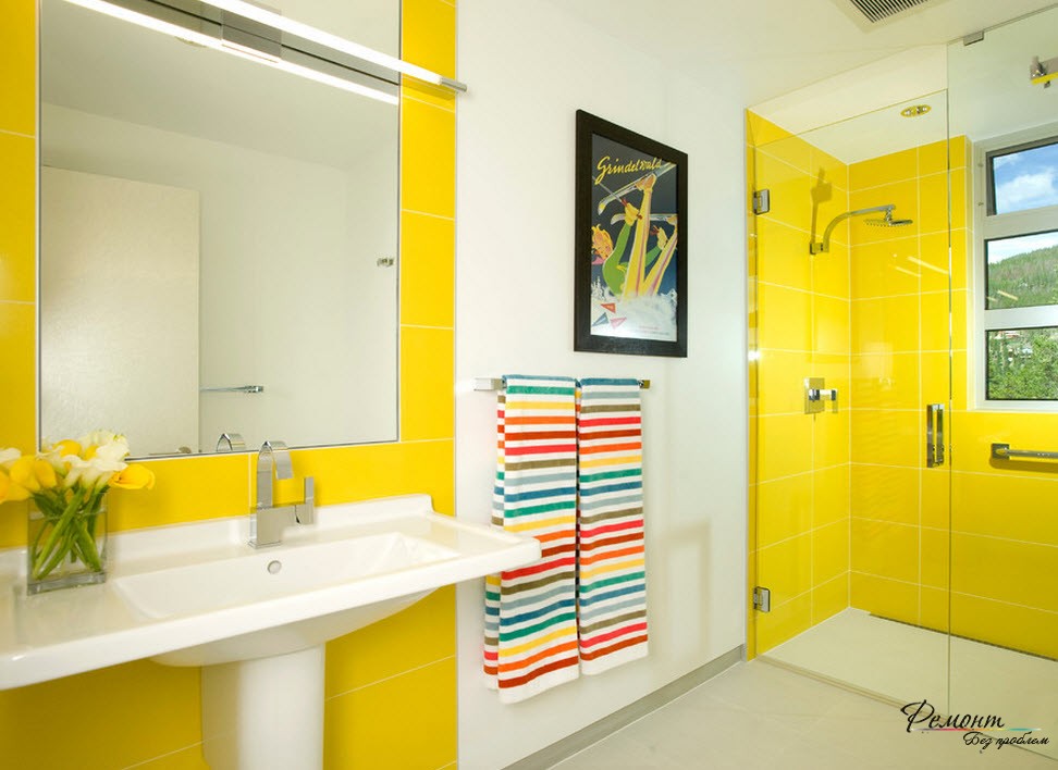 Geltona spalva vonios kambaryje bus linksma.