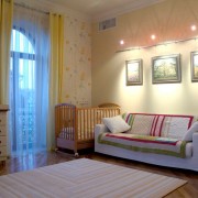 Cortinas amarelas no berçário
