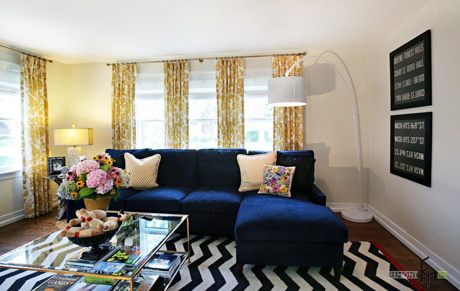 Cortinas amarelas e sofá azul