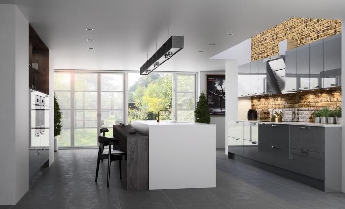 gri lake dolaplar ve beyaz tezgah ile donatılmış tuğla tasarımlı beyaz mutfak dekoru