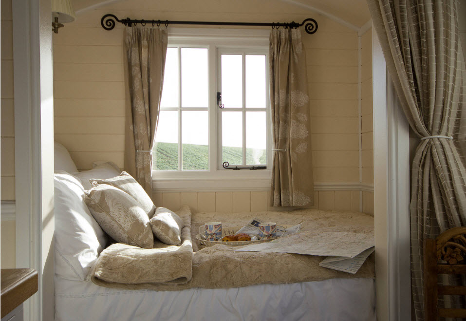 Perdenin arkasındaki pencerenin yanında küçük yatak