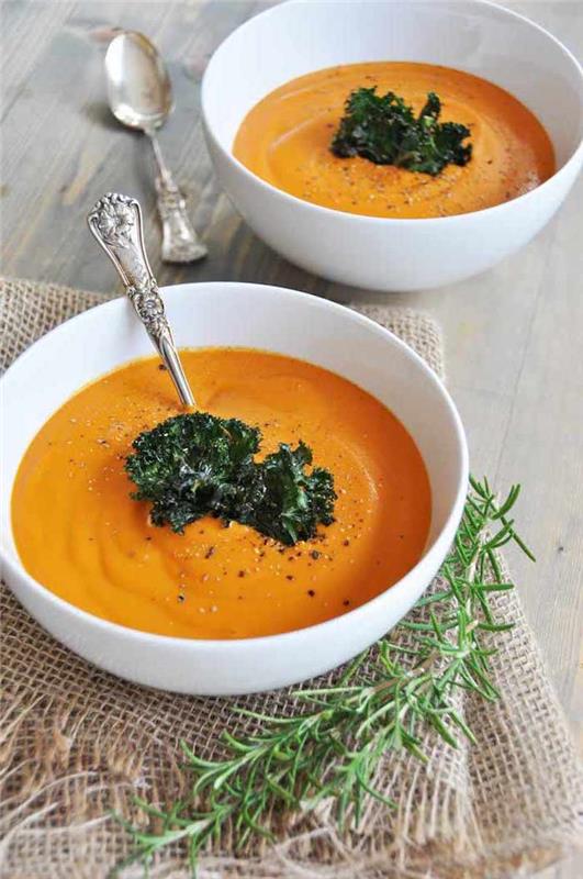 Vellutata di zucca con erbette fresche, piatto di zuppa guarnito con prezzemolo