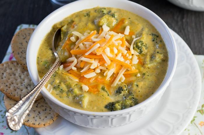 Dieta sana ed equilibrata con un piatto di zuppa di broccoli ve verdure miste