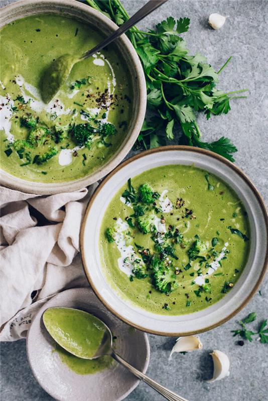 Vellutata di broccoli e prezzemolo, zuppa in ciotole di terracotta, vellutate invernali