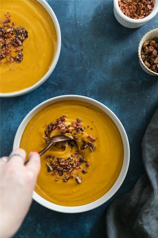 Garner la vellutata con noci, ricetta vellutata di zucca, donna che mescola con cucchiaio